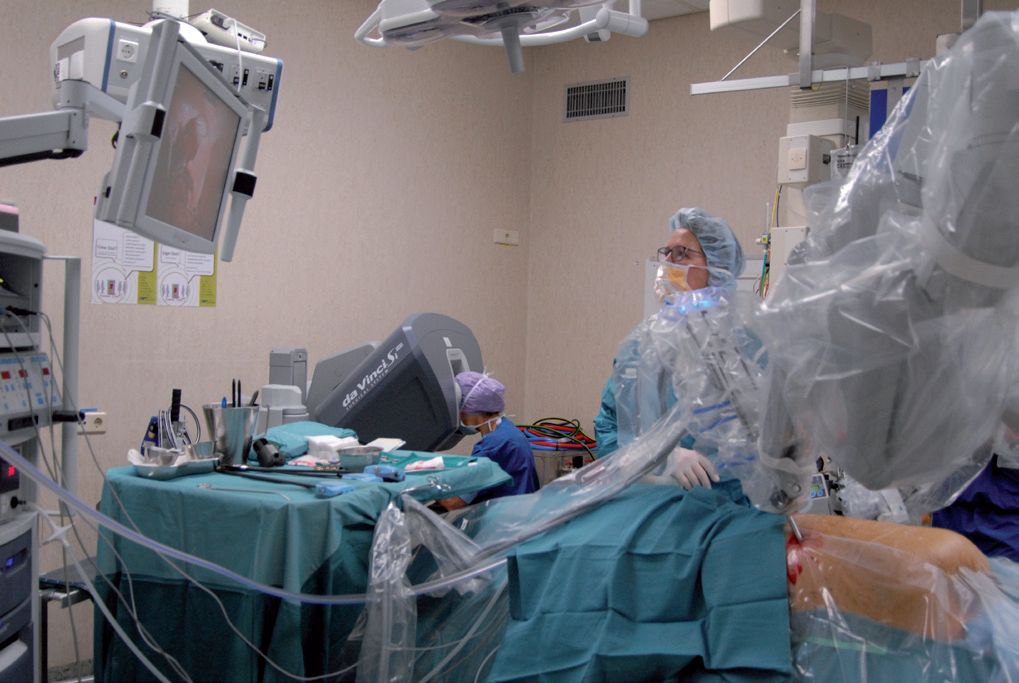 Chirurg opereert met operatierobot
