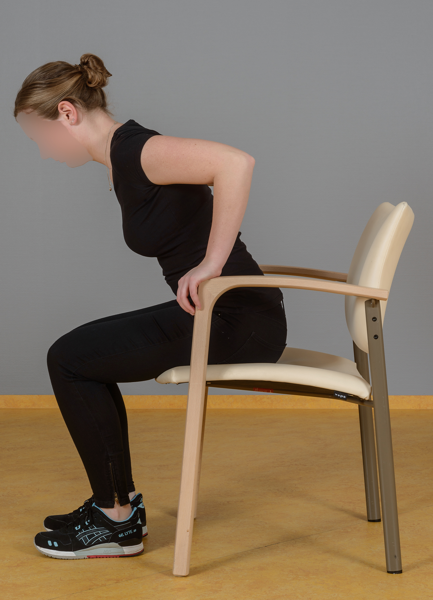 Oefeningen fysiotherapie stoel opstaan handen stoelleuning opdrukken