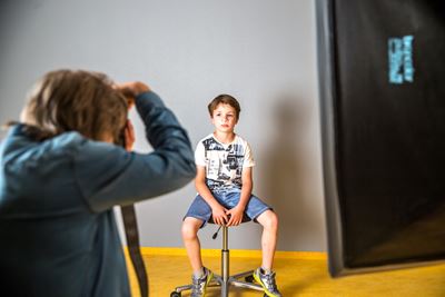 Medisch fotograaf Medisch fotograaf maakt een foto van de patiënt