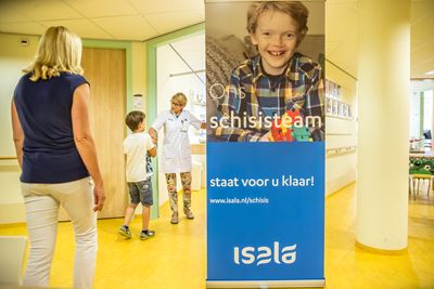 Logopedisch onderzoek Jongen loopt kamer binnen voor logopedisch onderzoek