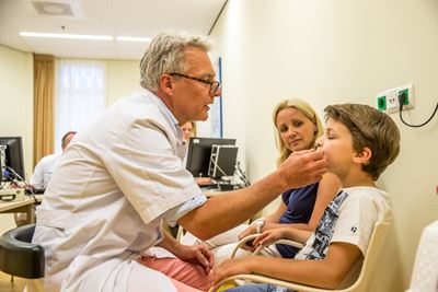 Plastisch chirurg bekijkt de lip en het gehemelte Plastisch chirurg bekijkt de lip en het gehemelte