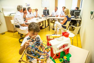 Even spelen Patiënt speelt terwijl dokters overleggen met moeder