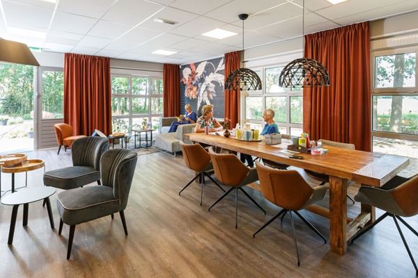 Nazorgcentrum IntermeZZo 3 mensen binnen bij Nazorgcentrum IntermeZZo