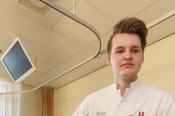 Roy Wolke HBO student Student verpleegkundige bloeddrukmeter verpleegkamer