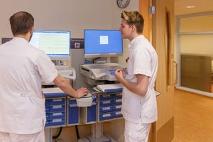 Roy Wolke HBO student en werkbegeleider verpleegkundige HBO student werkbegeleider cow medicijnkar