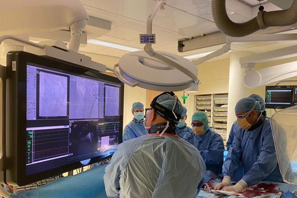 Vernieuwde procedure TAVI Artsen rondom scherm