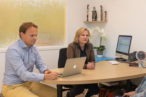 Orthopedisch chirurg Guido van Solinge en kaderhuisarts bewegingsapparaat Carola Penninx Orthopedisch chirurg Guido van Solinge en kaderhuisarts bewegingsapparaat Carola Penninx