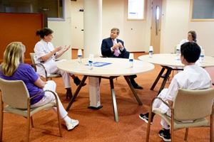 Koning Willem Alexander in gesprek met zorgpersoneel Koning in gesprek met medewerkers
