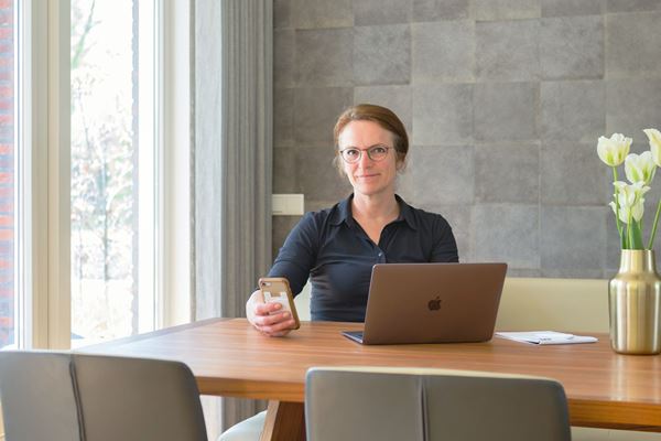 Jolita Bekhof Kinderarts Jolita Bekhof aan eetkamertafel