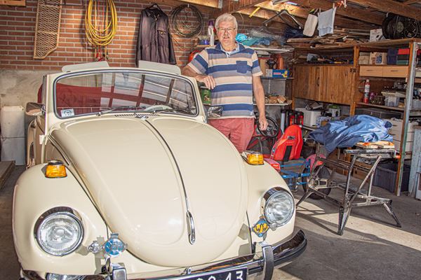 Aart van de Steeg Aart van de Steeg naast zijn auto
