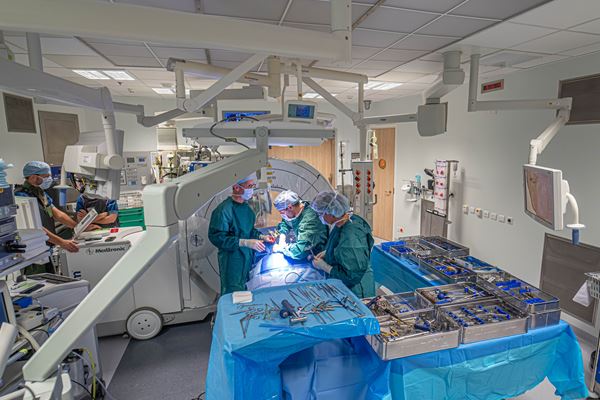 Operatie met de O arm Operatiekamer met de O arm