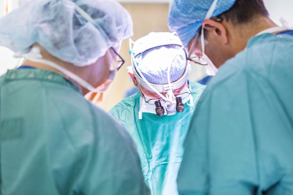 drie chirurgen bij de operatietafel drie chirurgen bij de operatietafel