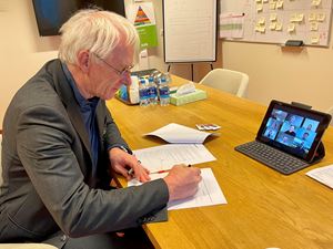 Snelle login voor toegang tot HiX-zorgverlenersportaal vanuit Medicom en Pharmacom Hans de Boer, lid Raad van Bestuur Isala, ondertekent de overeenkomst