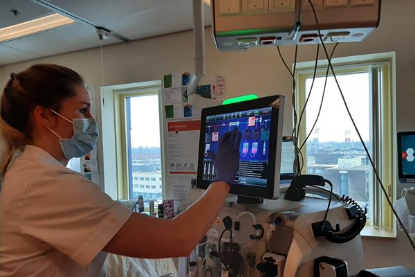 Kim Dorgelo IC verpleegkundige Kim Dorgelo bij dialyse apparaat