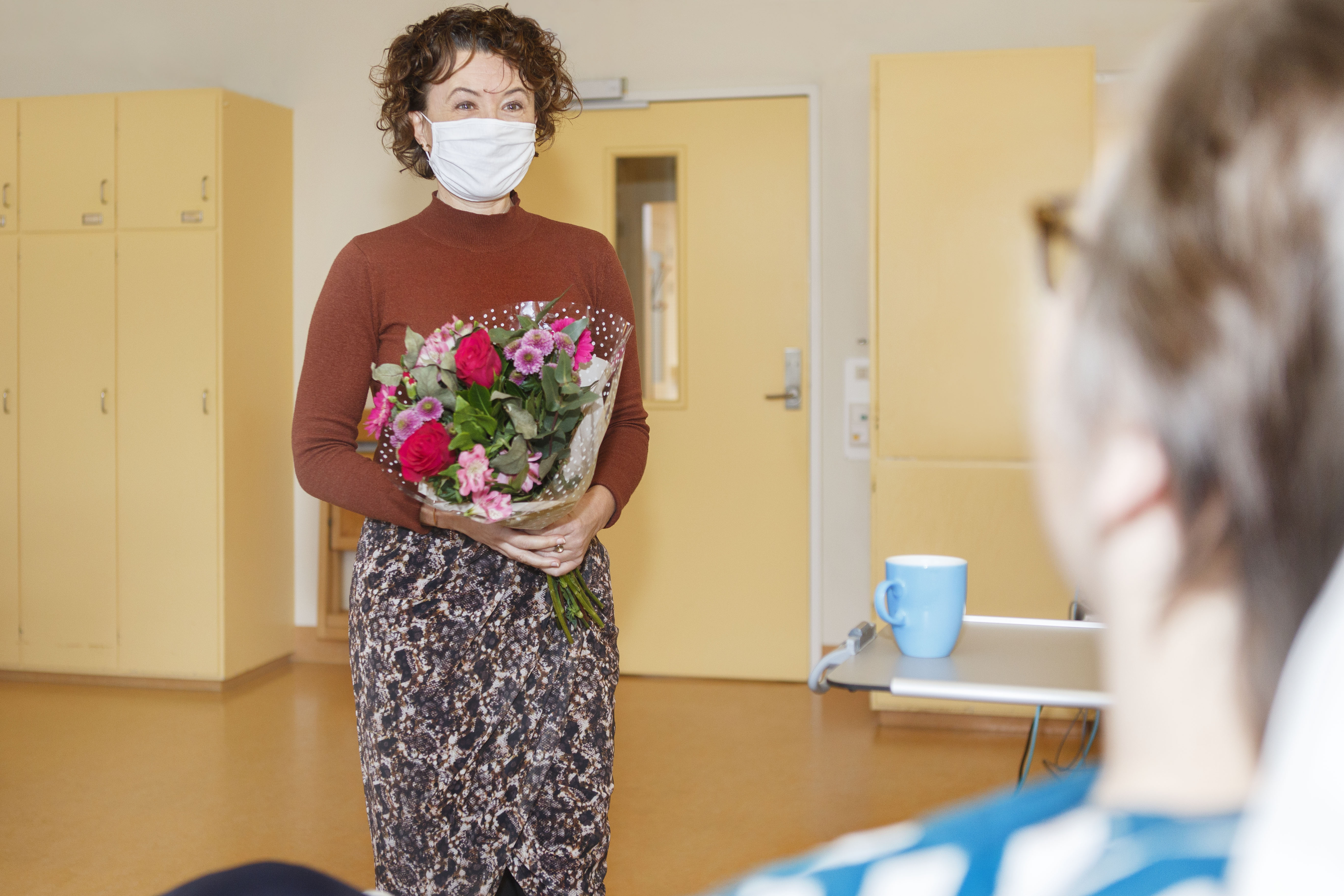 Patiënt krijgt bezoek en bloemen