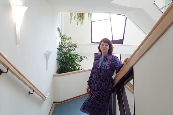 Renate de Vries Renate de Vries op trap