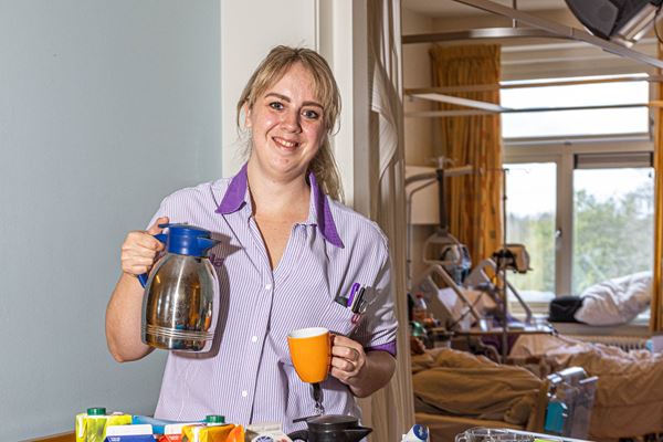 Voedingsassistente Sandra Bult-Bosma Voedingsassistente Sandra Bult-Bosma met een koffiekan in haar hand
