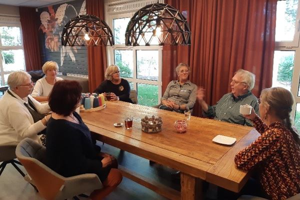 Intermezzo groep deelnemers drinkt samen koffie aan tafel