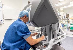 Chirurg Patijn bedient de operatierobot