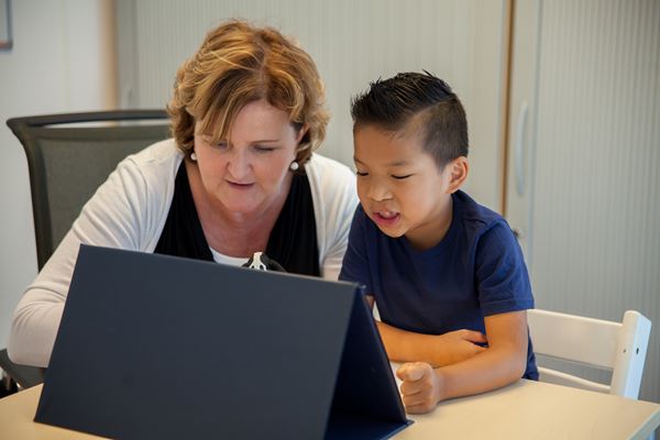 Logopedist geeft uitleg aan kind Logopedist geeft uitleg aan kind