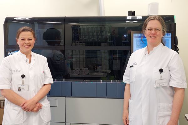 Arts-microbioloog Sylvia Debast en Infectiepreventiedeskundige Marieke van den Bos Arts-microbioloog Sylvia Debast en Infectiepreventiedeskundige Marieke van den Bos