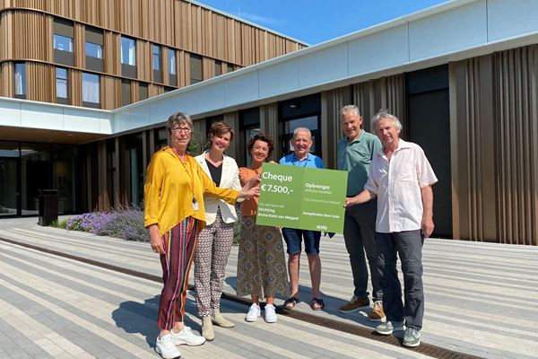 Overhandiging cheque aan Stichting Arme Kant van Meppel door Isala Overhandiging cheque aan Stichting Arme Kant van Meppel door Isala
