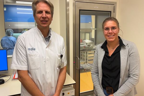apotheker Peder Nygård en oncologieverpleegkundige Sylvia Heetla apotheker Peder Nygård en oncologieverpleegkundige Sylvia Heetla staan voor de ruimte waar de chemokuren bereid worden.