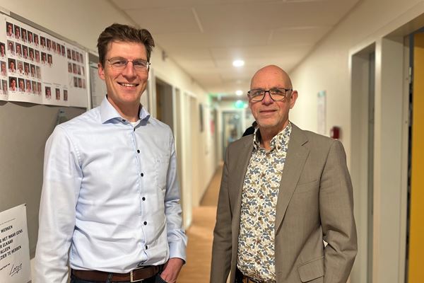 Klinisch fysicus Rik Westendorp en Henk Souwman van Gebouwbeheer Klinisch fysicus Rik Westendorp en Henk Souwman van Gebouwbeheer staan naast elkaar in een tijdelijke gang