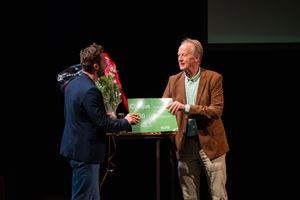 Job Leenen Job Leenen kreeg één van de twee publieksprijzen.
