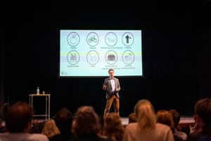 Prof. Dr. Rogier Hoenders Prof. Dr. Rogier Hoenders legde uit waarom leefstijlgeneeskunde van waarde is.