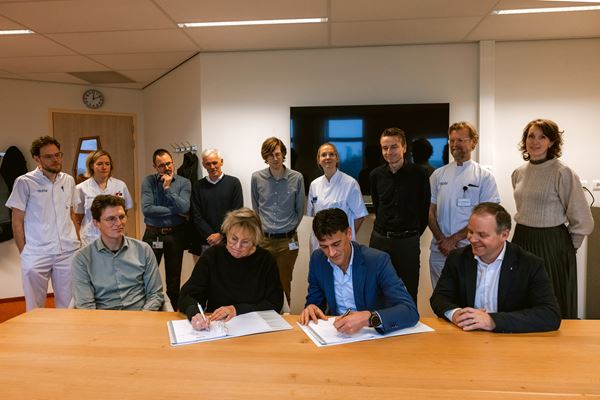 Ondertekening Elekta Dinsdag 19 december 2023 is het vernieuwde contract met Elektra ondertekend.