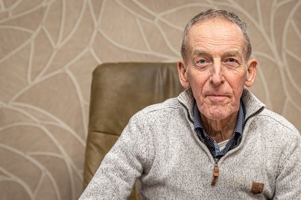 Jan Hulleman lijdt al 25 jaar aan hartfalen en maakte verschillende keren gebruik van Chance@home Portret Jan Hulleman in zijn woonkamer