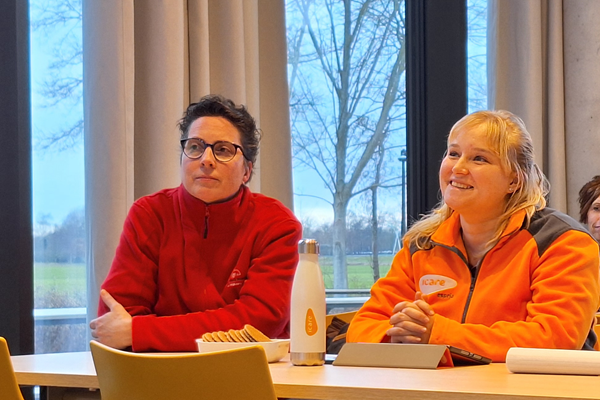 samen sterker in de regio Wijkverpleegkundigen Anita Manders (Beter Thuis Wonen/de Wijkzorg) en Amanda Kruithof (Icare).