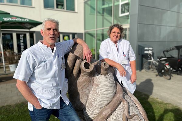 Hans en AnneMarie voor het Harthuis Hans en AnneMarie poserend bij het beeld van een hart voor het Harthuis
