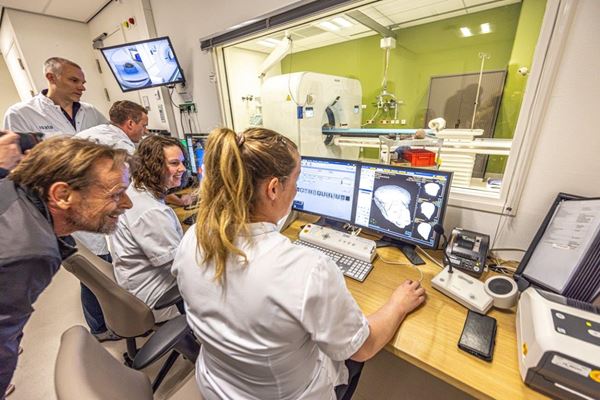 Specialisten bestuderen de radiologische beelden. Foto: Frans Paalman Specialisten bestuderen de radiologische beelden. Foto: Frans Paalman