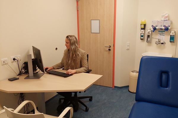 Secretaresse voor Orthopedie verzamelt en controleert de patiëntgegevens bij een digitale verwijzing. Secretaresse voor Orthopedie verzamelt en controleert de patiëntgegevens bij een digitale verwijzing.