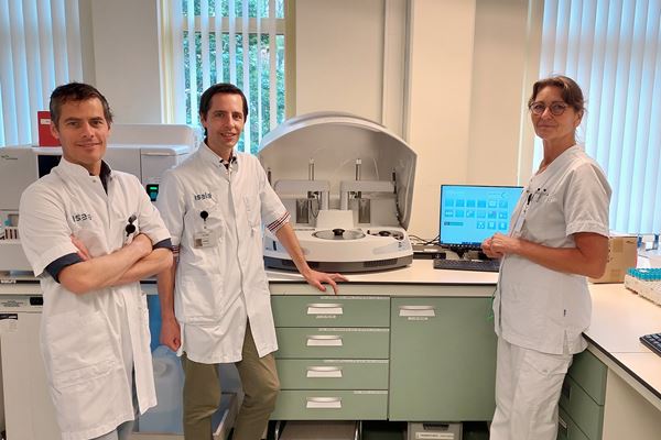 Vlnr: hematoloog Tim de Waal, klinisch chemicus Gijs den Besten en medisch senior analist Helma Wedzinga bij het TTP-diagnoseapparaat. Vlnr: hematoloog Tim de Waal, klinisch chemicus Gijs den Besten en medisch senior analist Helma Wedzinga bij het TTP-diagnoseapparaat.