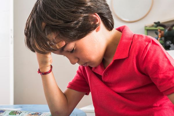 Jongen met hoofdpijn Jongen met hoofdpijn