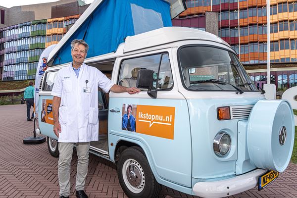 Cardioloog Maurits van der Veen bij de Ikstopnu-bus bij Isala Cardioloog Maurits van der Veen bij de Ikstopnu-bus bij Isala