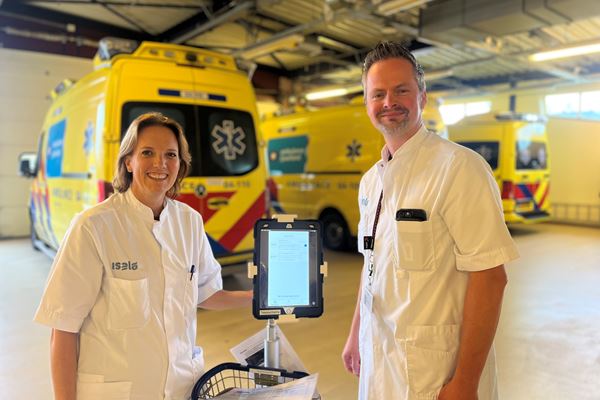 Sneller psychische hulp voor patiënten op de SEH dankzij beeldbellen portret van Cherryl en Gert-Jan in de ambulance sluis