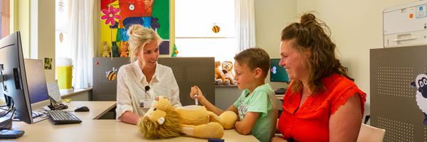 Moeder en kind bij diabeteszorg