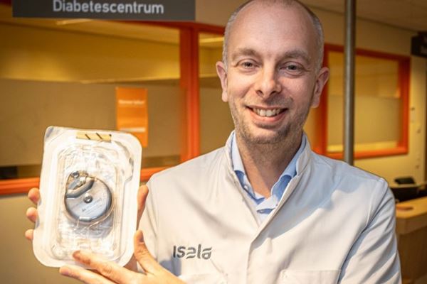 Peter van Dijk Peter van Dijk met in zijn handen de kleinere, vernieuwde insulinepomp