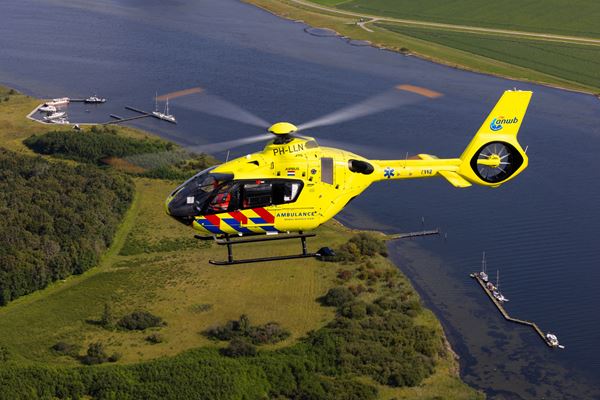 Wanneer iemand acuut in levensgevaar is kan de zorg van het Mobiel Medisch Team (MMT) een verschil maken Foto van een vliegende helikopter