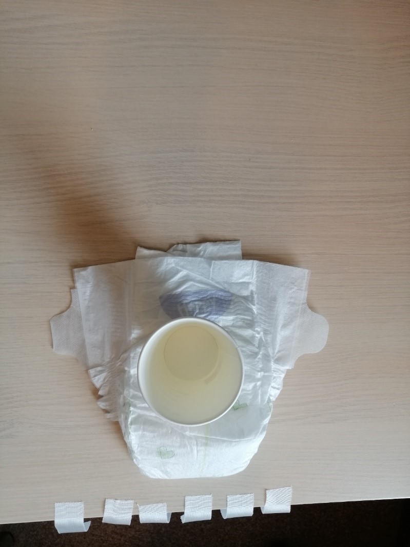 Luier met beker en tape